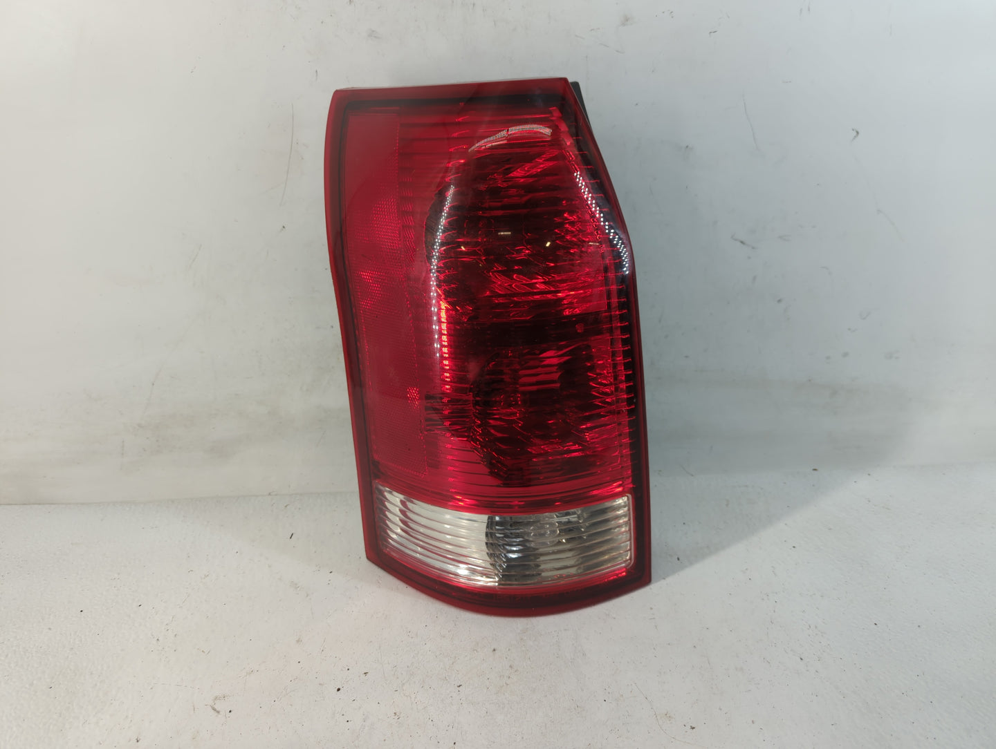 2004-2007 Saturn Vue Tail Light Assembly Driver Left OEM P/N:2C05BG4068 Fits Fits 2004 2005 2006 2007 OEM Used Auto Parts - 