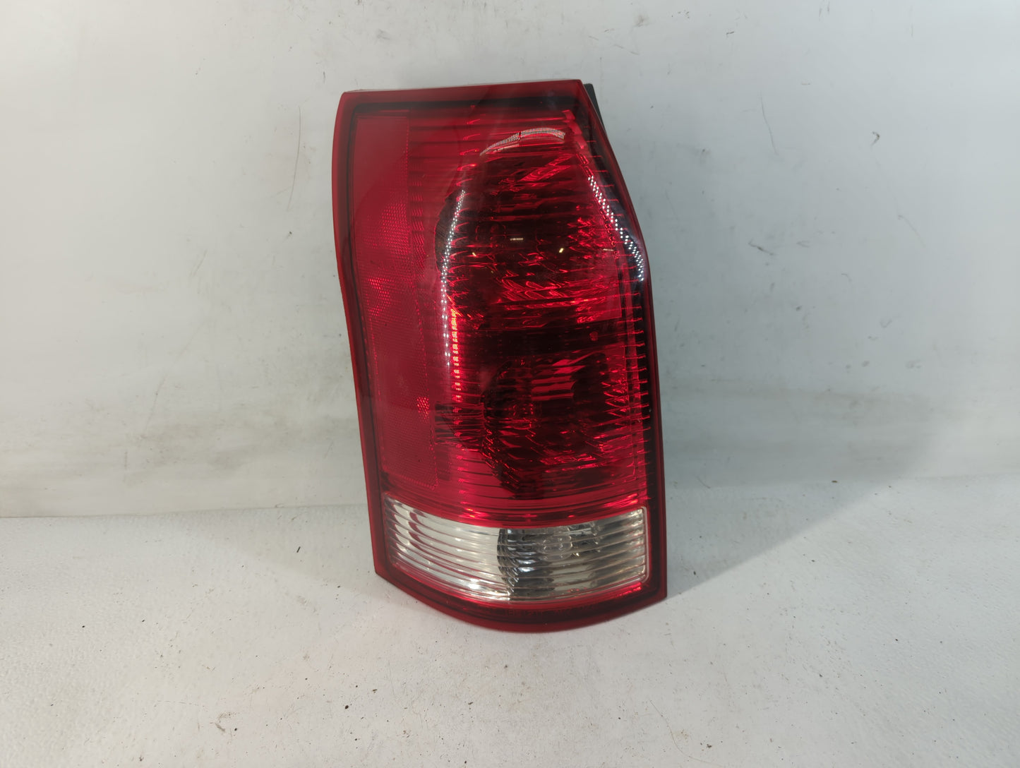 2004-2007 Saturn Vue Tail Light Assembly Driver Left OEM P/N:2C05BG4068 Fits Fits 2004 2005 2006 2007 OEM Used Auto Parts - 