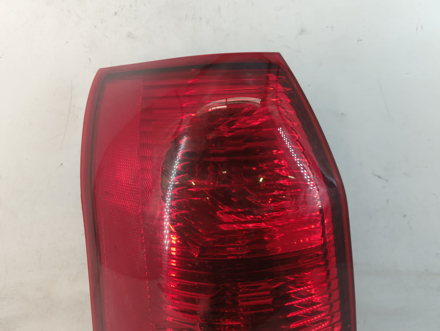 2004-2007 Saturn Vue Tail Light Assembly Driver Left OEM P/N:2C05BG4068 Fits Fits 2004 2005 2006 2007 OEM Used Auto Parts - 
