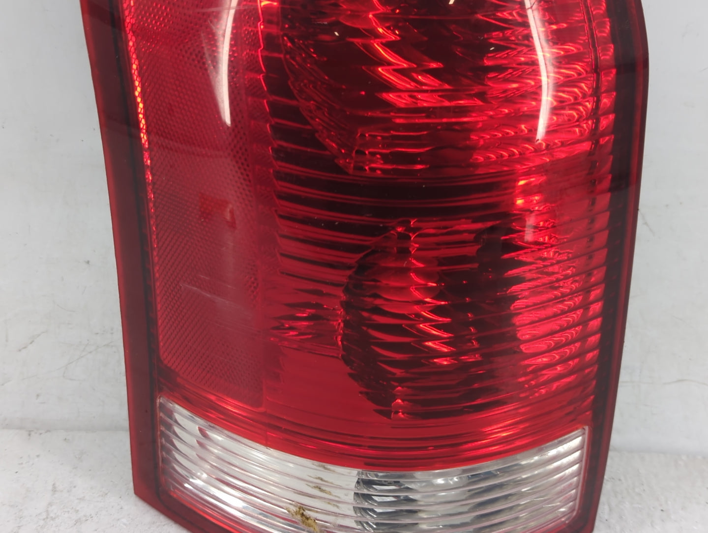 2004-2007 Saturn Vue Tail Light Assembly Driver Left OEM Fits Fits 2004 2005 2006 2007 OEM Used Auto Parts - Oemusedautopart