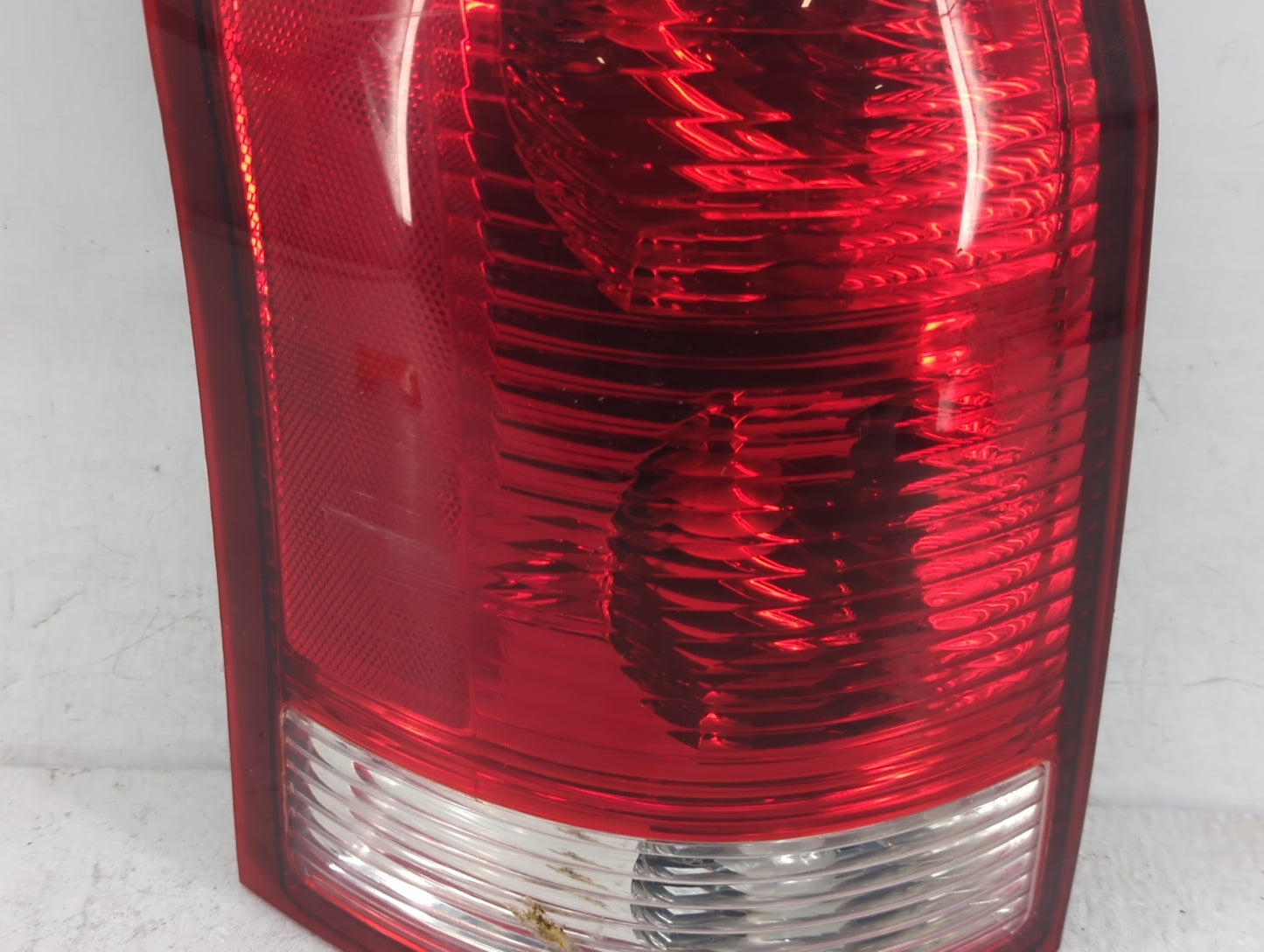 2004-2007 Saturn Vue Tail Light Assembly Driver Left OEM Fits Fits 2004 2005 2006 2007 OEM Used Auto Parts - Oemusedautopart
