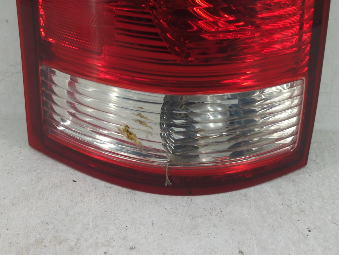 2004-2007 Saturn Vue Tail Light Assembly Driver Left OEM Fits Fits 2004 2005 2006 2007 OEM Used Auto Parts - Oemusedautopart