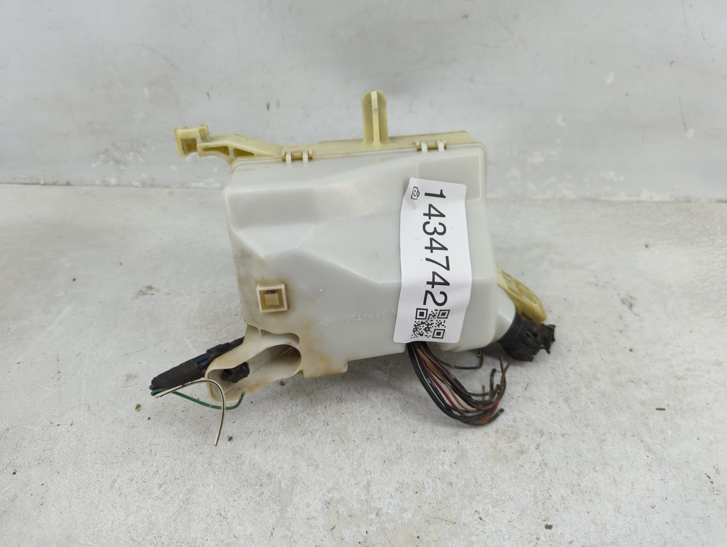 2004 Scion Xb Fusebox Fuse Box Panel Relay Module Fits OEM Used Auto Parts - Oemusedautoparts1.com