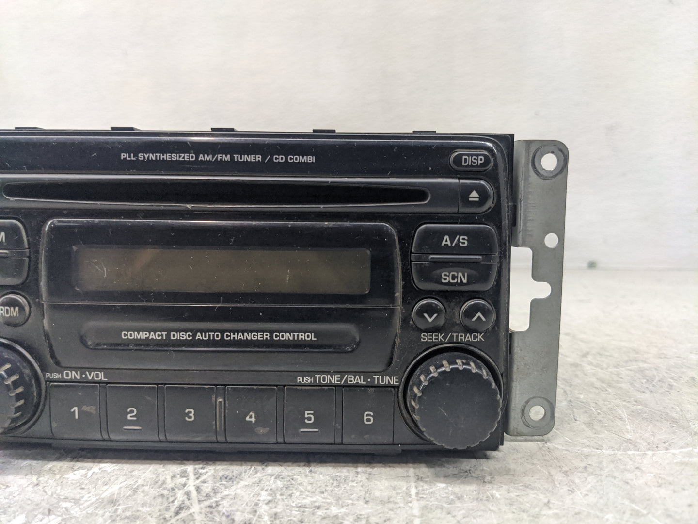 2004 Suzuki Aerio Radio AM FM Cd Player Receiver Replacement Fits OEM Used Auto Parts - Oemusedautoparts1.com