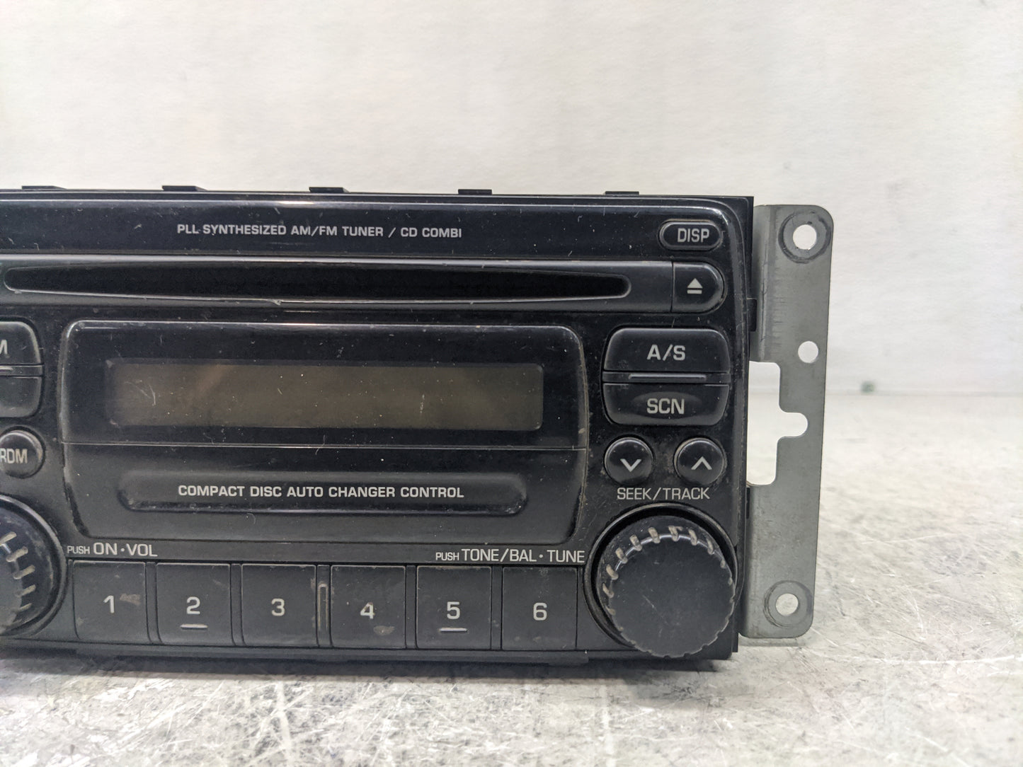 2004 Suzuki Aerio Radio AM FM Cd Player Receiver Replacement Fits OEM Used Auto Parts - Oemusedautoparts1.com