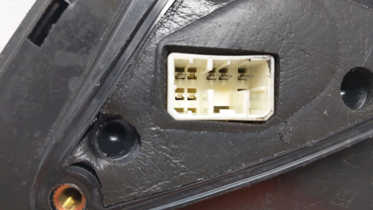 2004-2008 Suzuki Forenza Driver Side View Mirror - Left Door Mirror OEM Used - Oemusedautoparts1.com