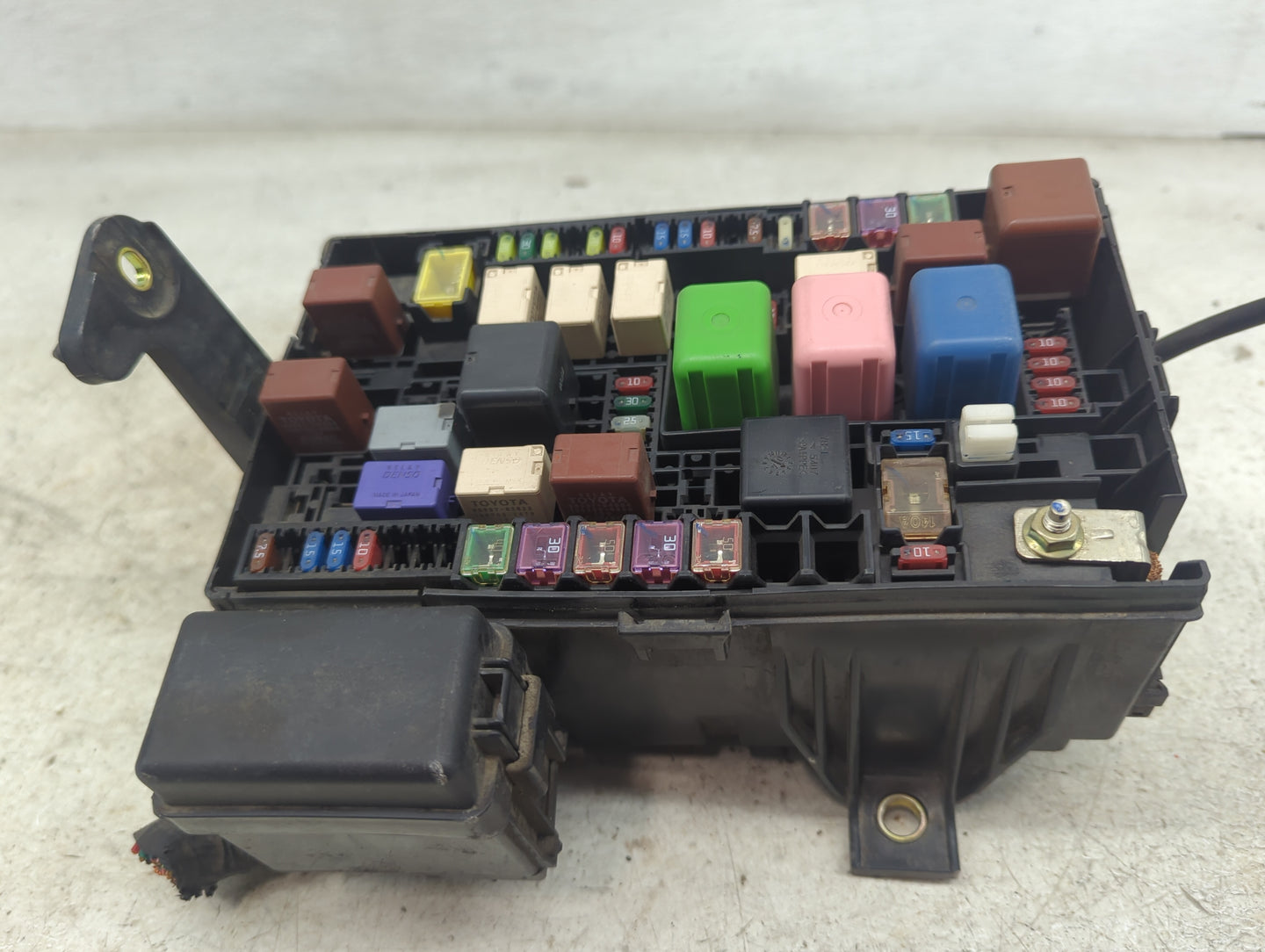 2003-2005 Toyota 4runner Fusebox Fuse Box Panel Relay Module Fits Fits 2003 2004 2005 OEM Used Auto Parts - Oemusedautoparts