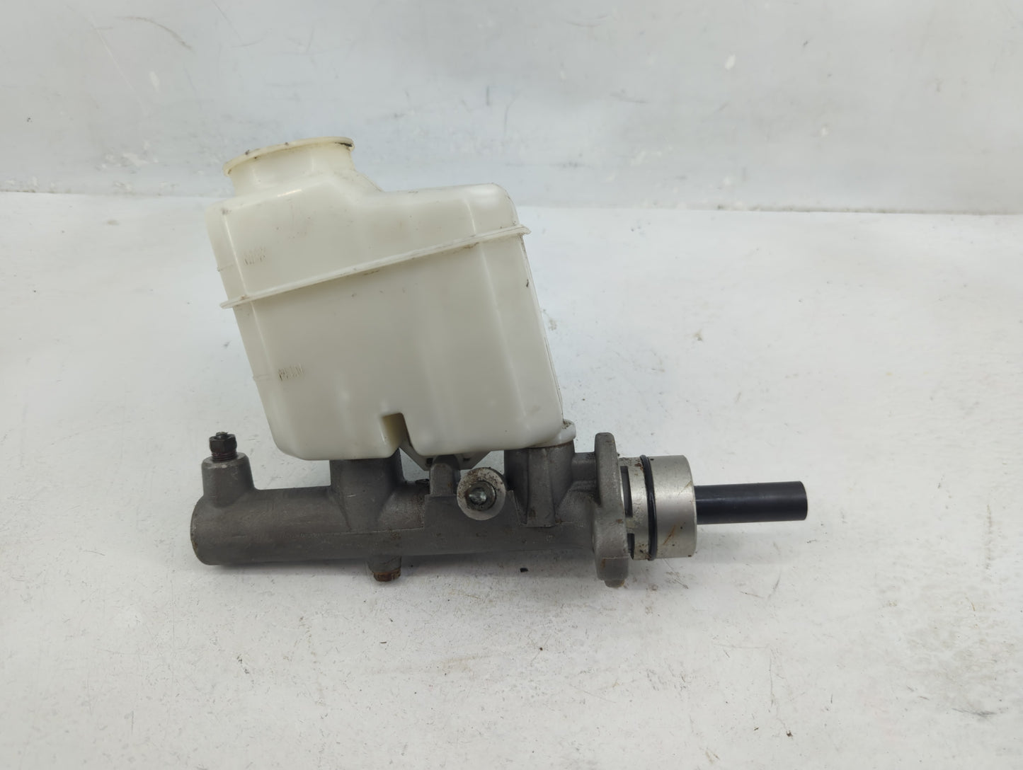 2002-2006 Toyota Camry Brake Master Cylinder 1376415 - Oemusedautoparts1.com