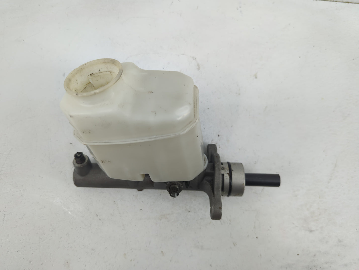 2002-2006 Toyota Camry Brake Master Cylinder 1376415 - Oemusedautoparts1.com