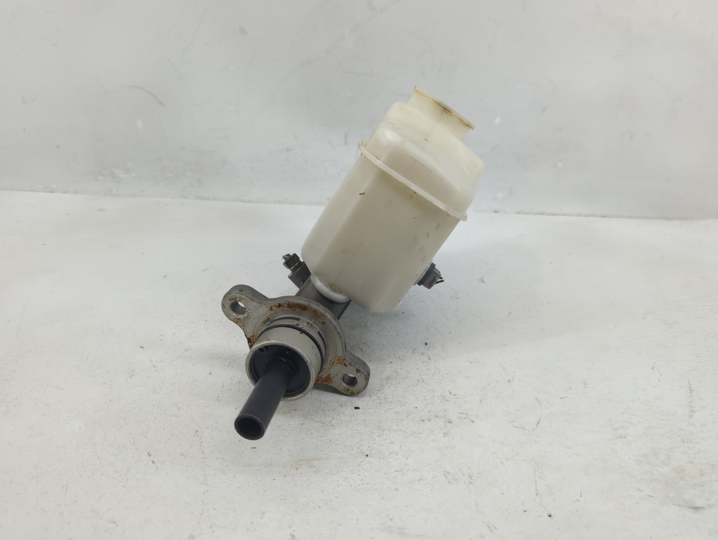 2002-2006 Toyota Camry Brake Master Cylinder 1376415 - Oemusedautoparts1.com