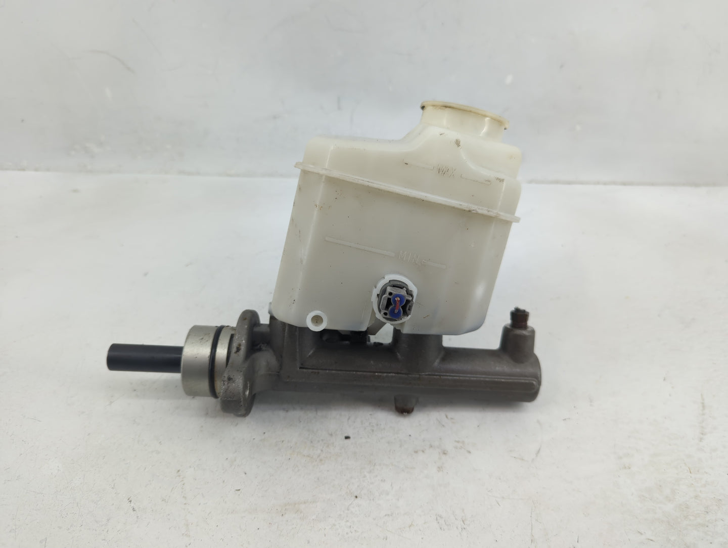 2002-2006 Toyota Camry Brake Master Cylinder 1376415 - Oemusedautoparts1.com