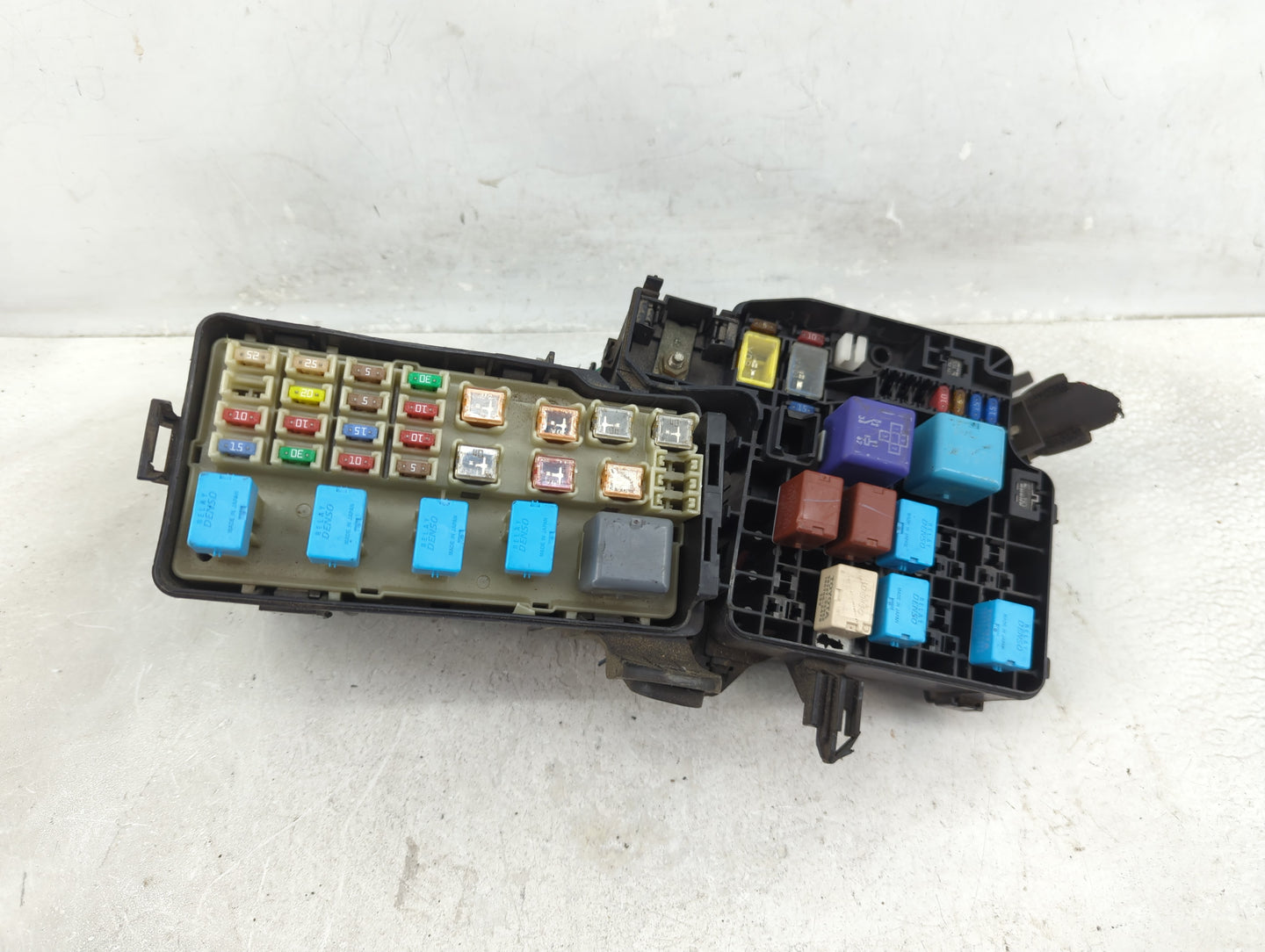 2002-2004 Toyota Camry Fusebox Fuse Box Panel Relay Module P/N:646-10398 Fits Fits 2002 2003 2004 OEM Used Auto Parts - Oemu