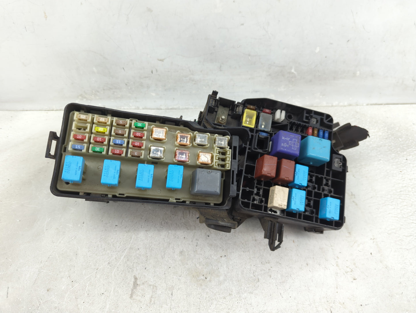 2002-2004 Toyota Camry Fusebox Fuse Box Panel Relay Module P/N:646-10398 Fits Fits 2002 2003 2004 OEM Used Auto Parts - Oemu