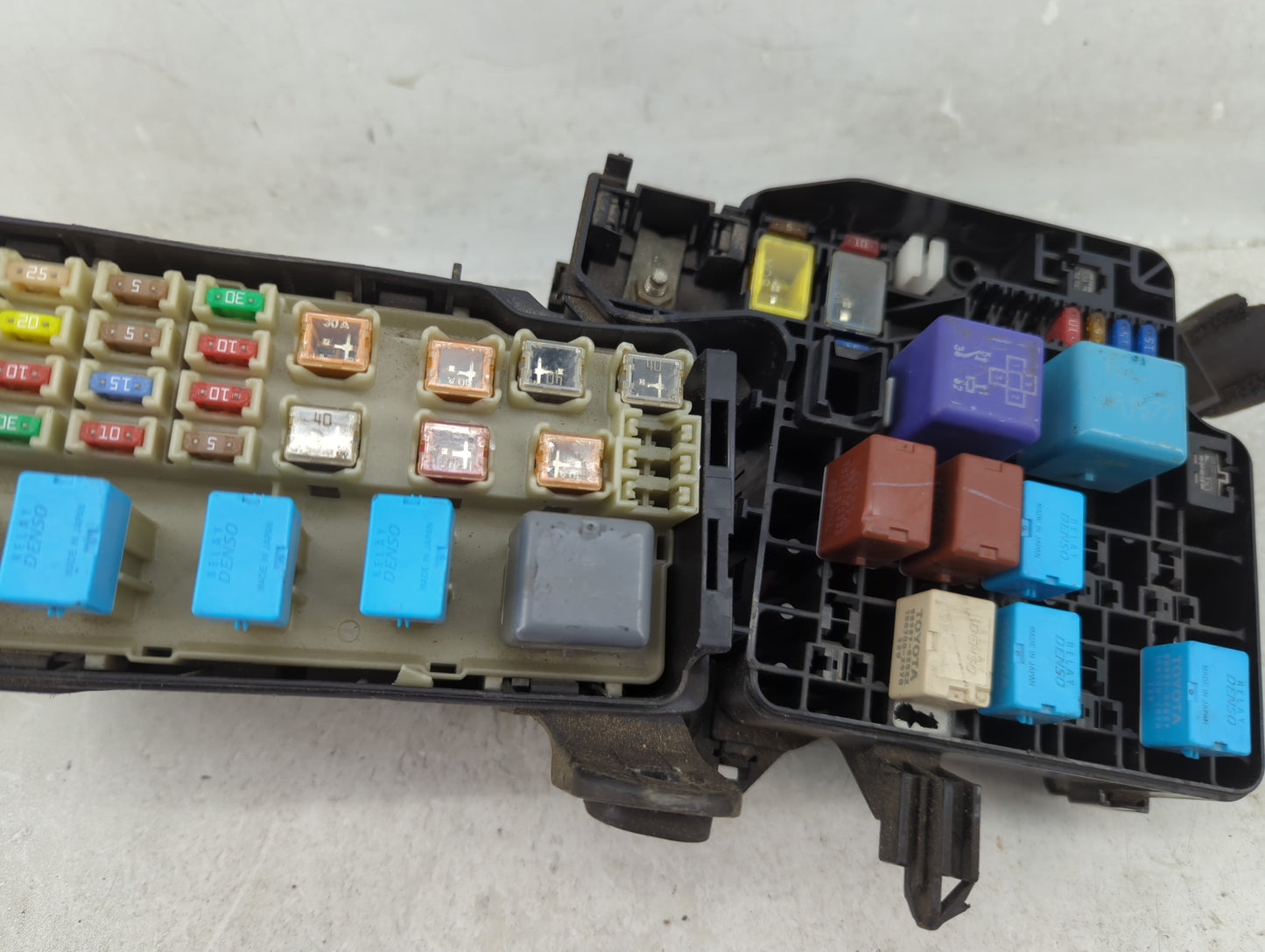 2002-2004 Toyota Camry Fusebox Fuse Box Panel Relay Module P/N:646-10398 Fits Fits 2002 2003 2004 OEM Used Auto Parts - Oemu