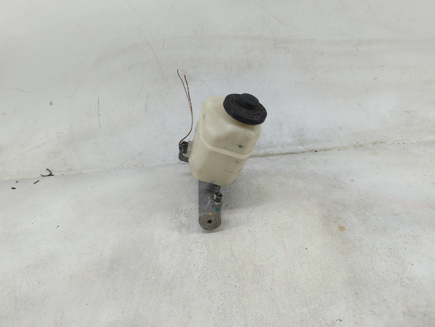 2002-2006 Toyota Camry Brake Master Cylinder 1490066 - Oemusedautoparts1.com