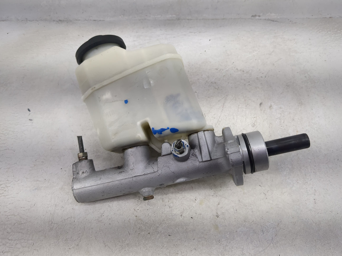 2002-2006 Toyota Camry Brake Master Cylinder 1490955 - Oemusedautoparts1.com