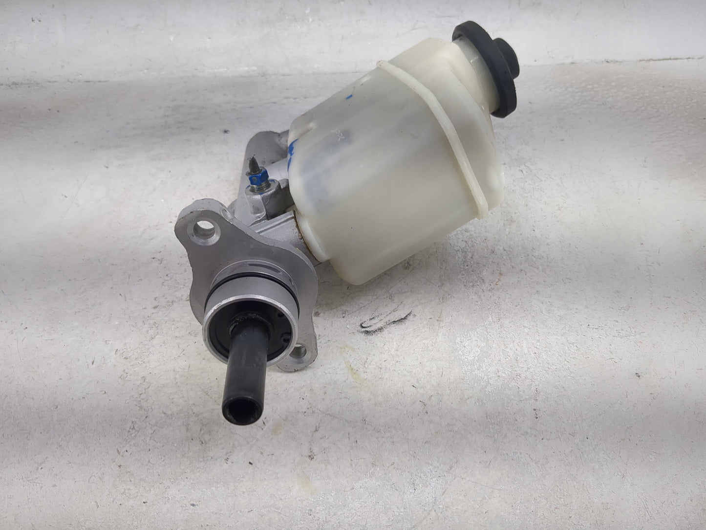 2002-2006 Toyota Camry Brake Master Cylinder 1490955 - Oemusedautoparts1.com