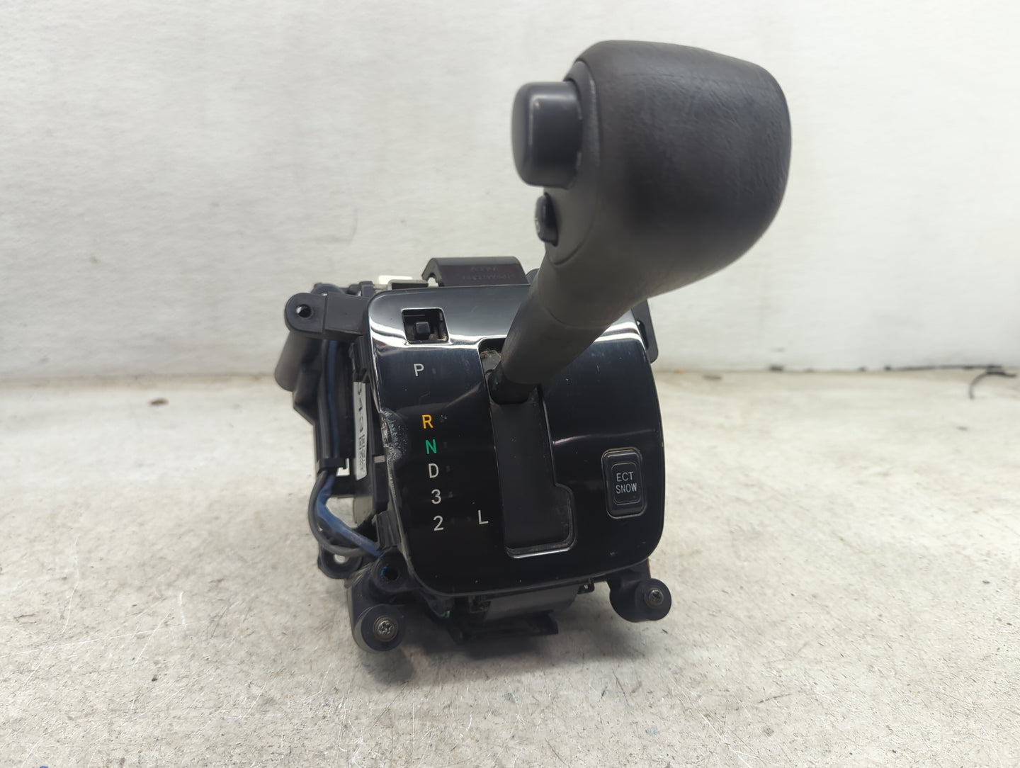 2004 Toyota Highlander Floor Console Assembly Shifter - Oemusedautoparts1.com