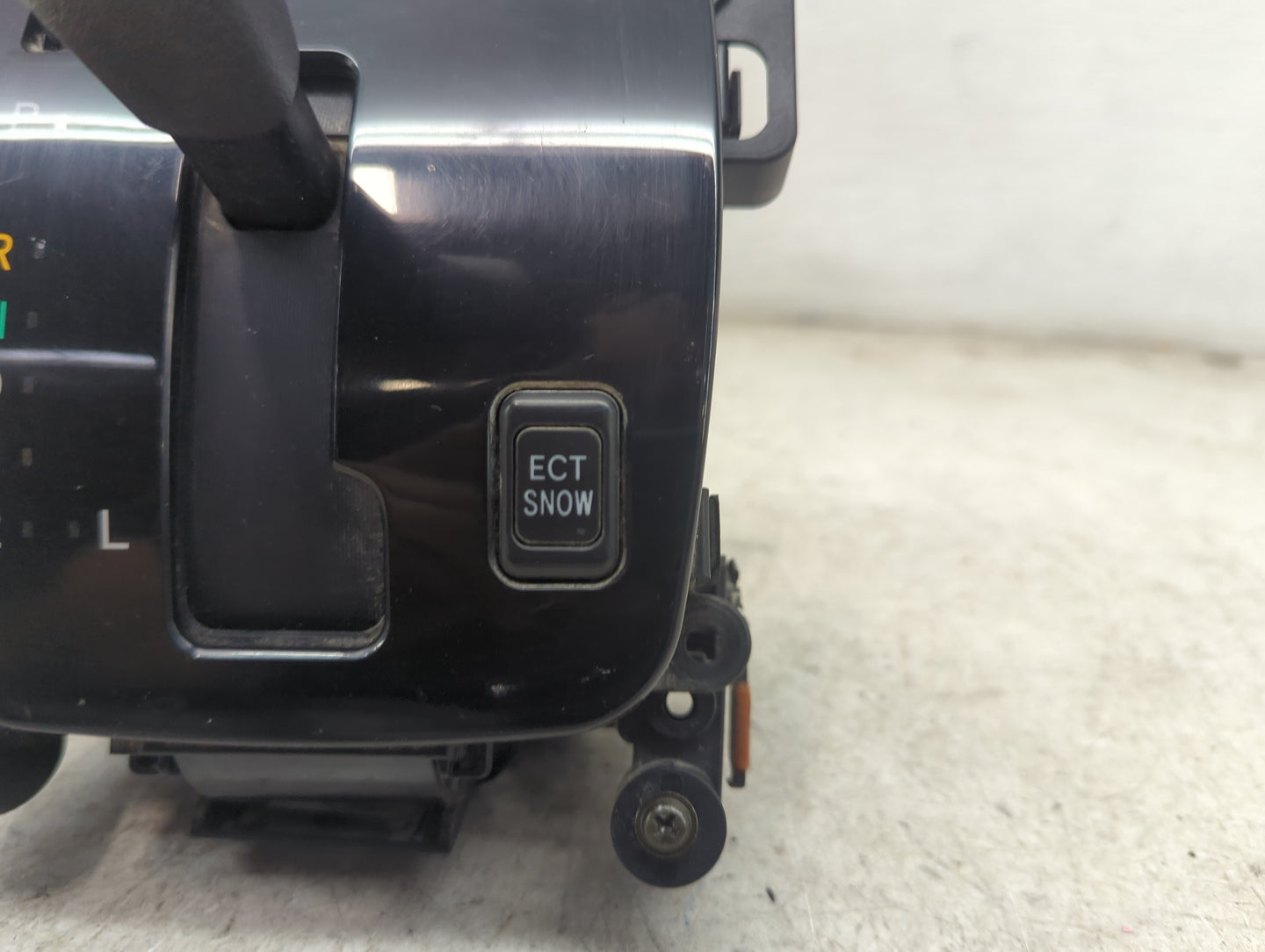 2004 Toyota Highlander Floor Console Assembly Shifter - Oemusedautoparts1.com