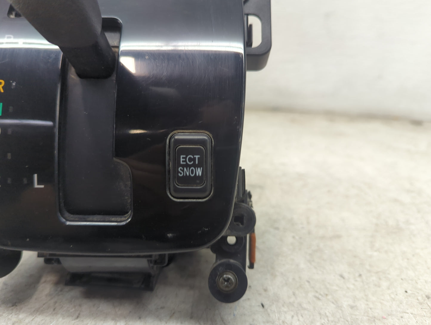 2004 Toyota Highlander Floor Console Assembly Shifter - Oemusedautoparts1.com