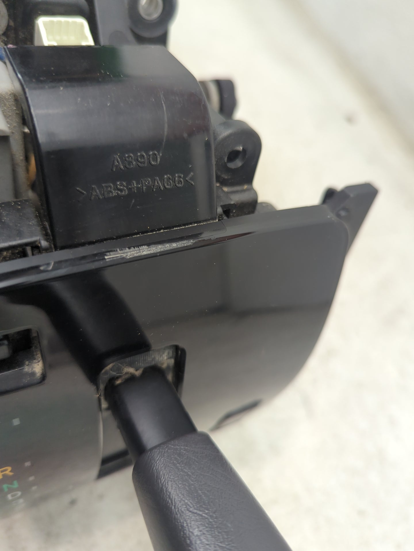 2004 Toyota Highlander Floor Console Assembly Shifter - Oemusedautoparts1.com