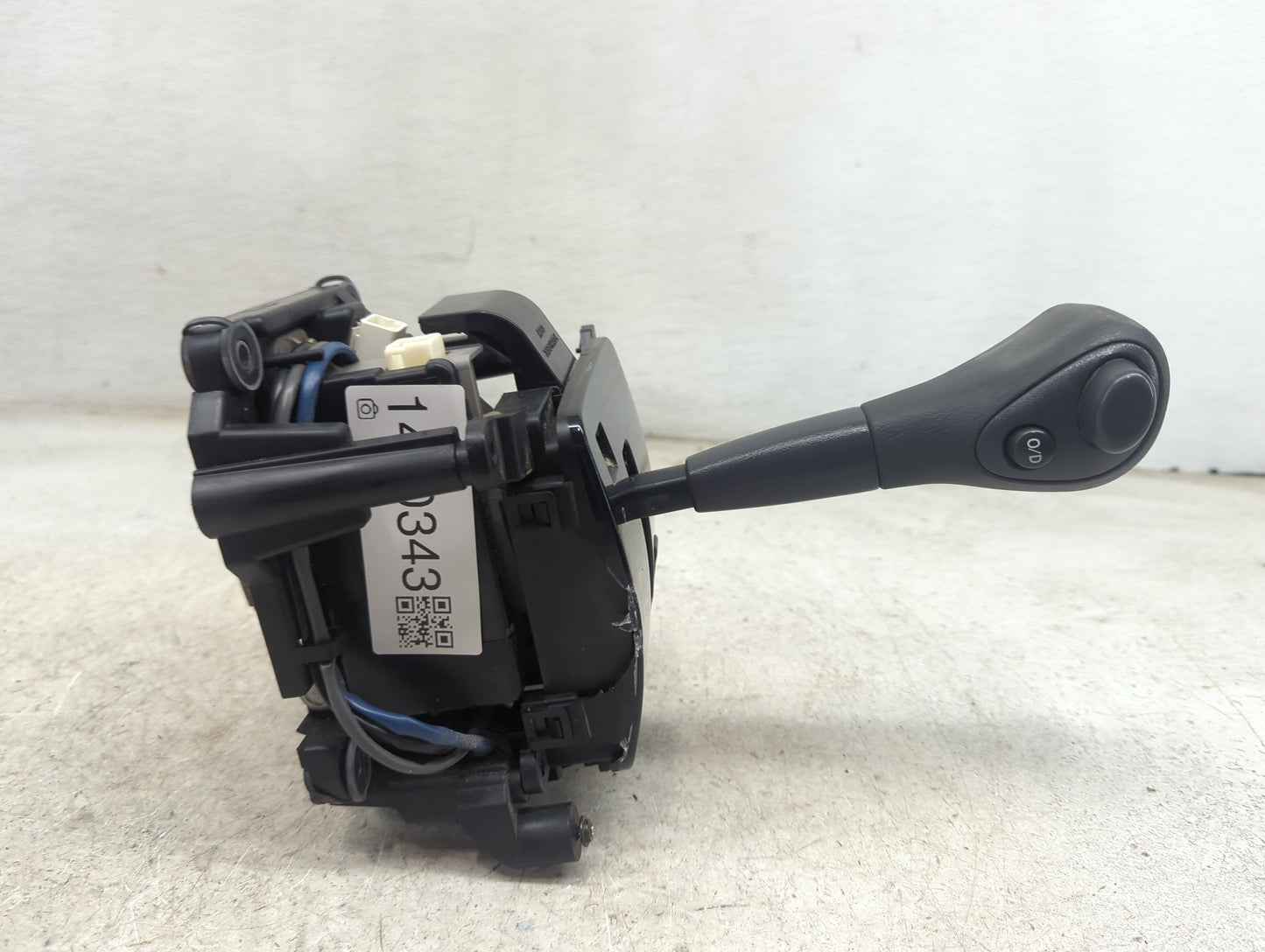 2004 Toyota Highlander Floor Console Assembly Shifter - Oemusedautoparts1.com