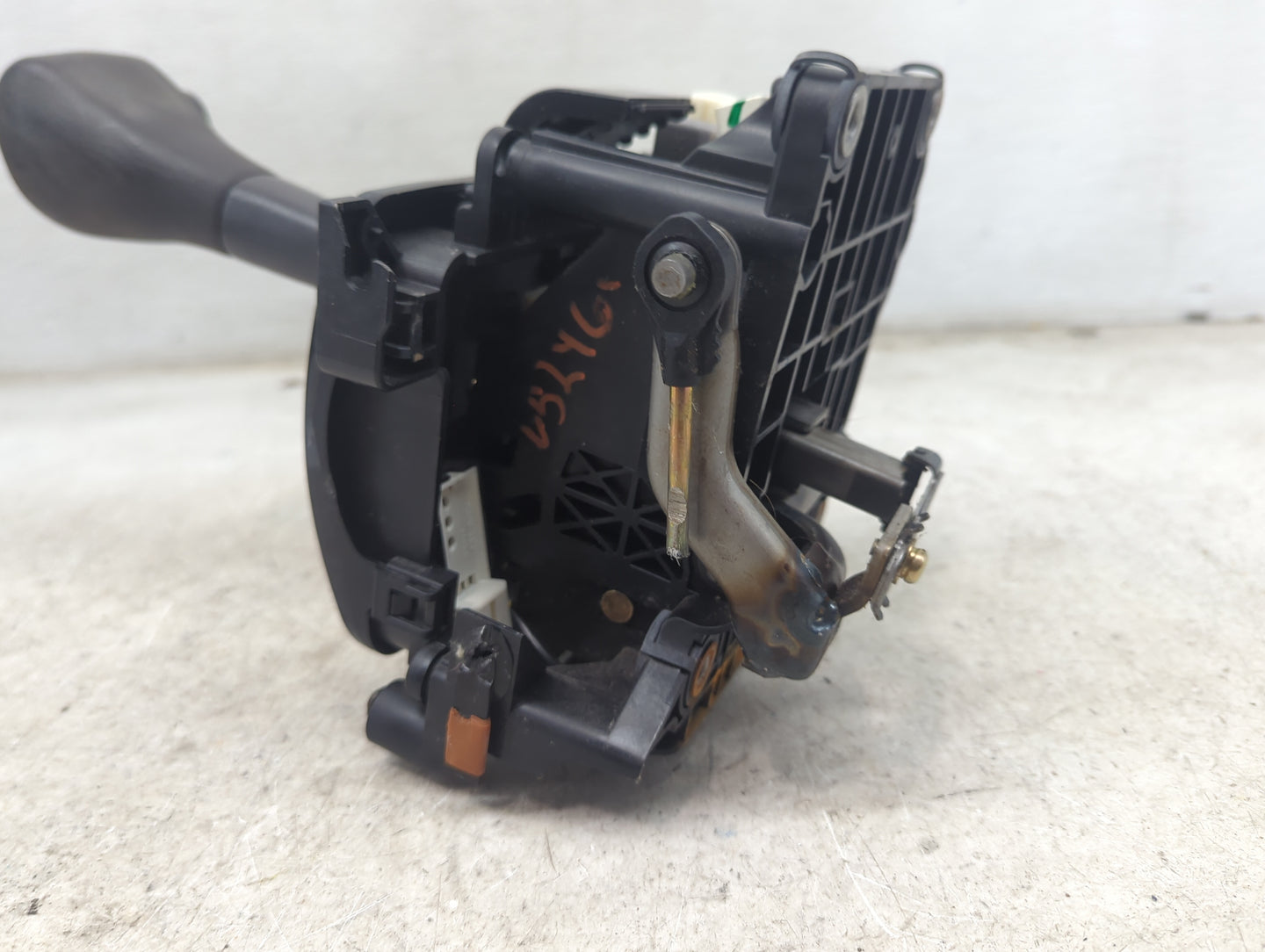 2004 Toyota Highlander Floor Console Assembly Shifter - Oemusedautoparts1.com