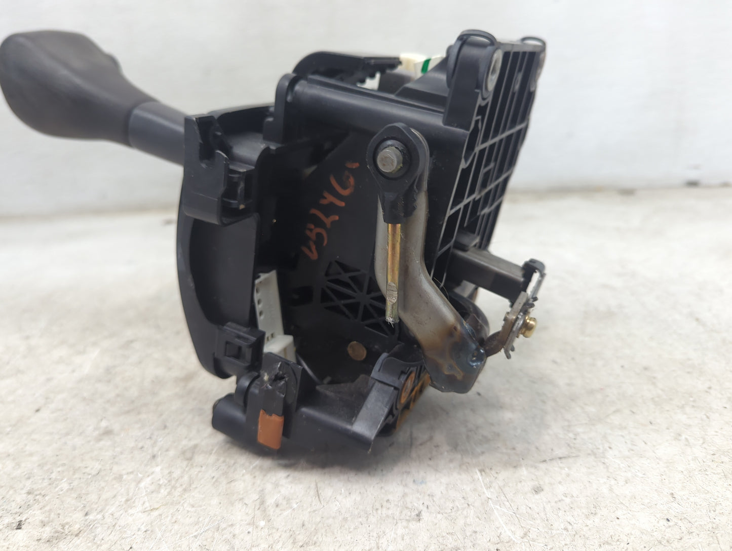 2004 Toyota Highlander Floor Console Assembly Shifter - Oemusedautoparts1.com