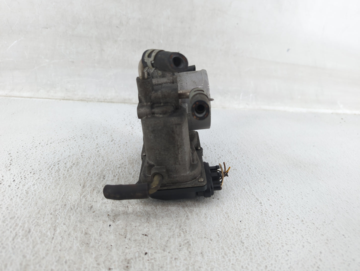 2004-2007 Toyota Highlander Throttle Body P/N:22030-28060 Fits Fits 2004 2005 2006 2007 OEM Used Auto Parts - Oemusedautopar