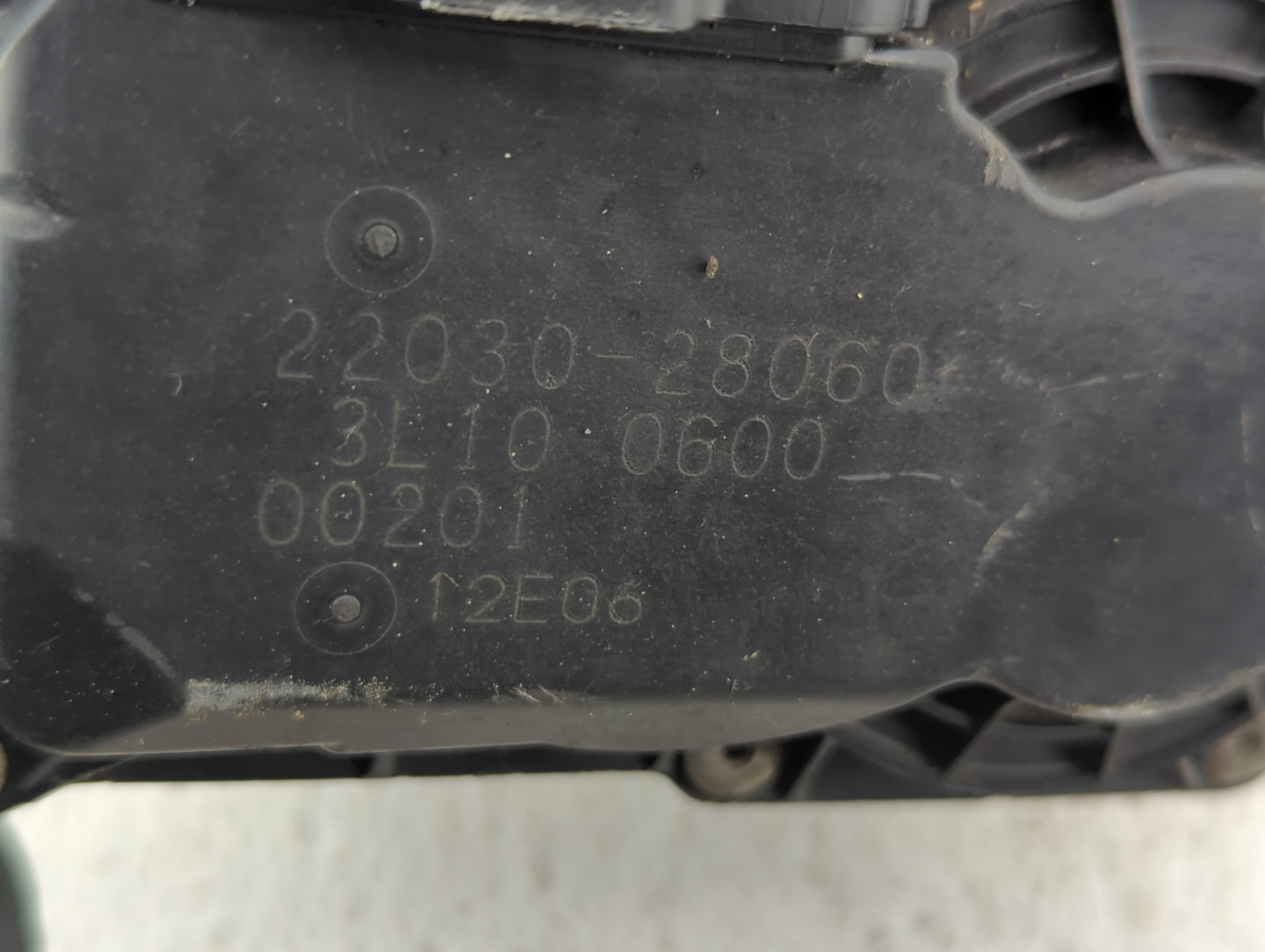 2004-2007 Toyota Highlander Throttle Body P/N:22030-28060 Fits Fits 2004 2005 2006 2007 OEM Used Auto Parts - Oemusedautopar