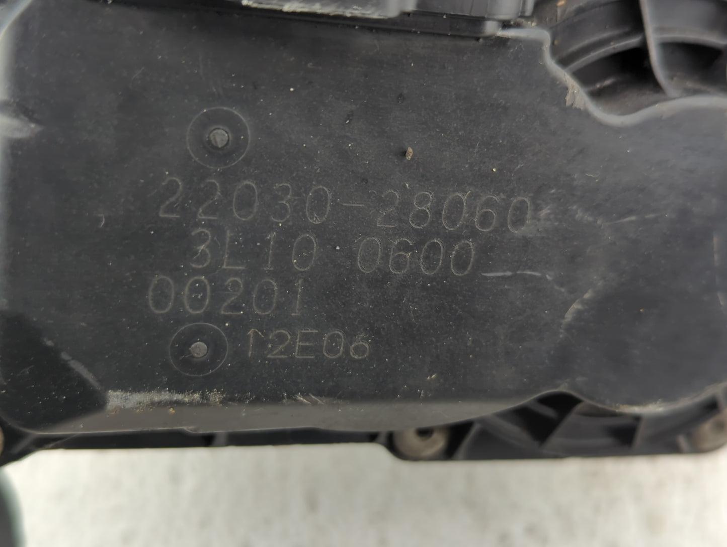 2004-2007 Toyota Highlander Throttle Body P/N:22030-28060 Fits Fits 2004 2005 2006 2007 OEM Used Auto Parts - Oemusedautopar