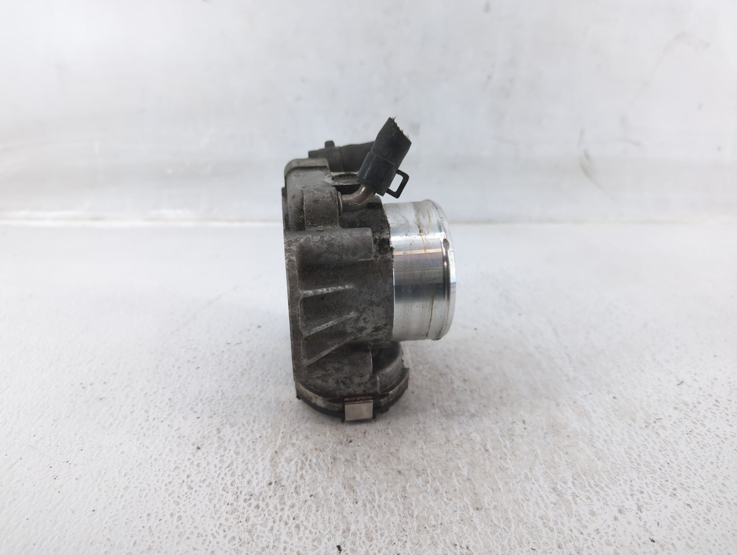 2004-2005 Toyota Matrix Throttle Body P/N:35100-2G700 Fits Fits 2004 2005 OEM Used Auto Parts - Oemusedautoparts1.com