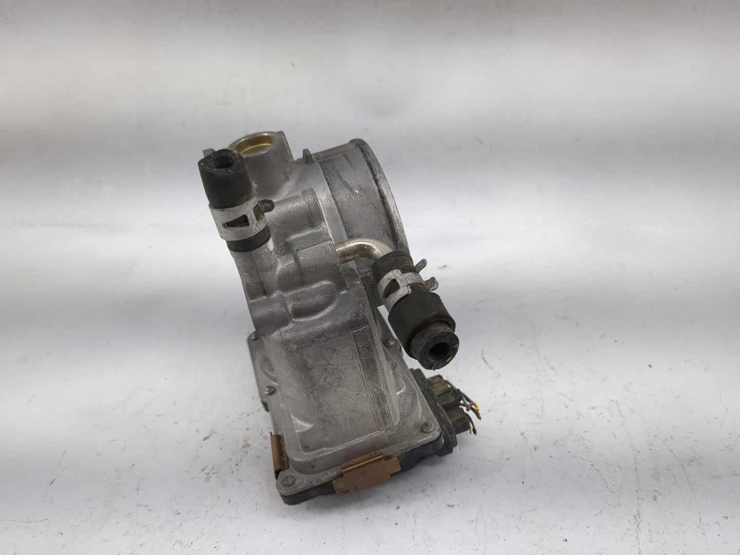 2004-2006 Toyota Sienna Throttle Body P/N:22030-0A020 Fits Fits 2003 2004 2005 2006 2007 2008 2009 2010 OEM Used Auto Parts 