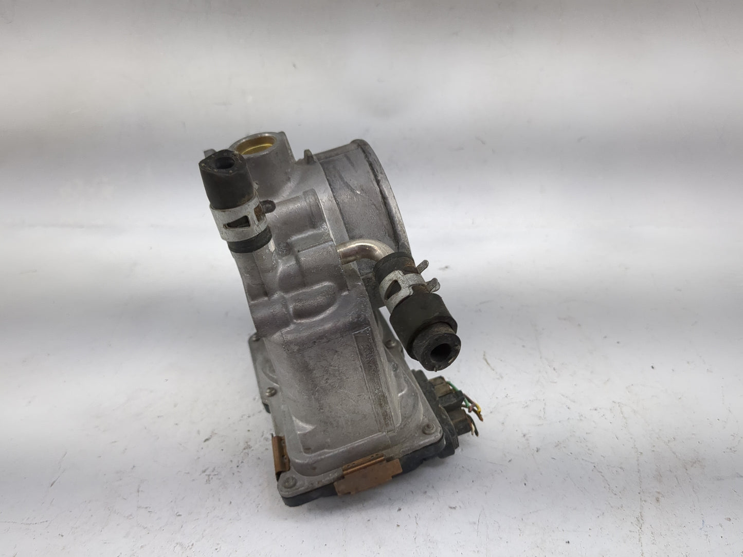 2004-2006 Toyota Sienna Throttle Body P/N:22030-0A020 Fits Fits 2003 2004 2005 2006 2007 2008 2009 2010 OEM Used Auto Parts 