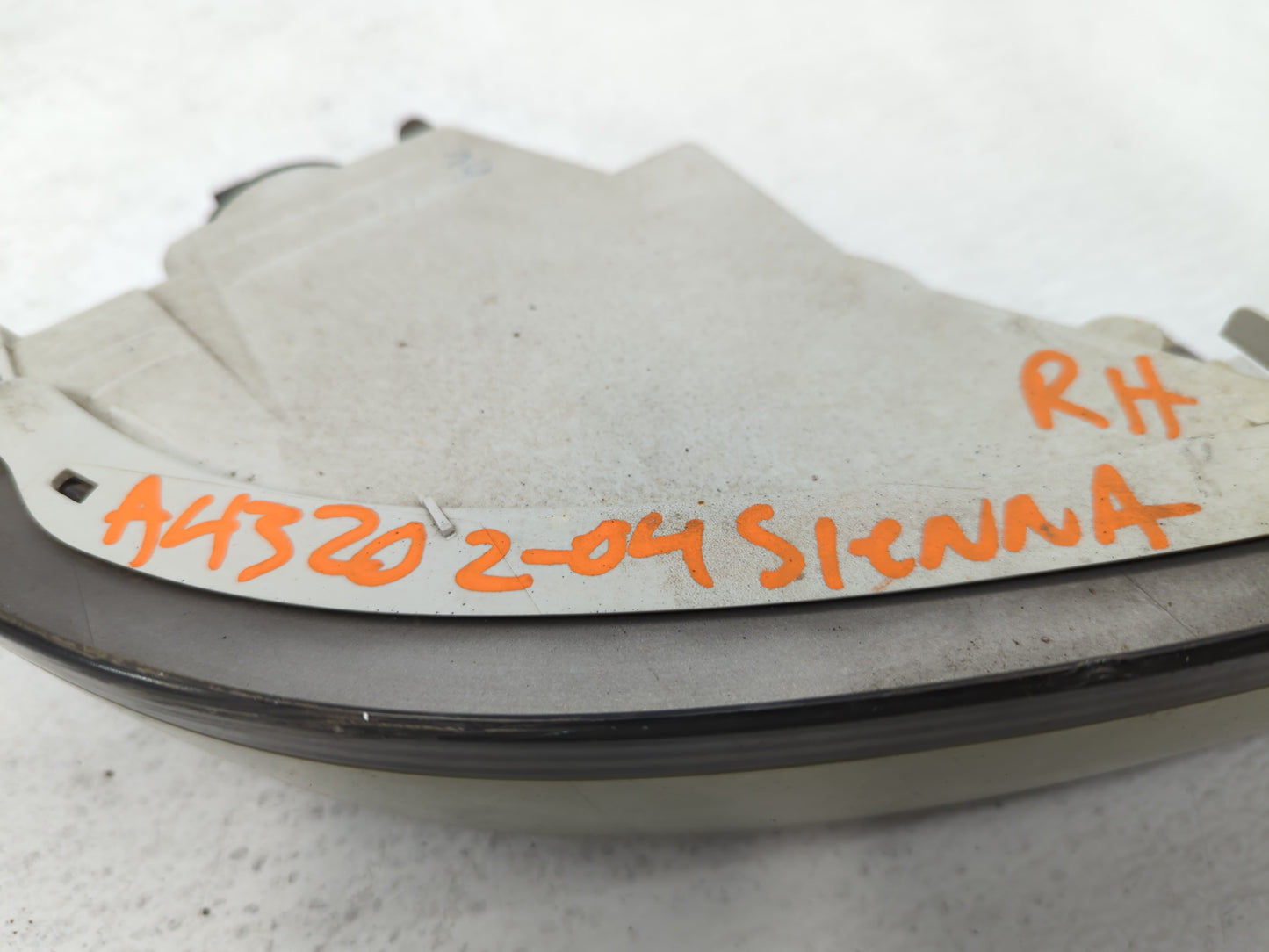 2004-2005 Toyota Sienna Passenger Right Oem Front Light Lamp - Oemusedautoparts1.com
