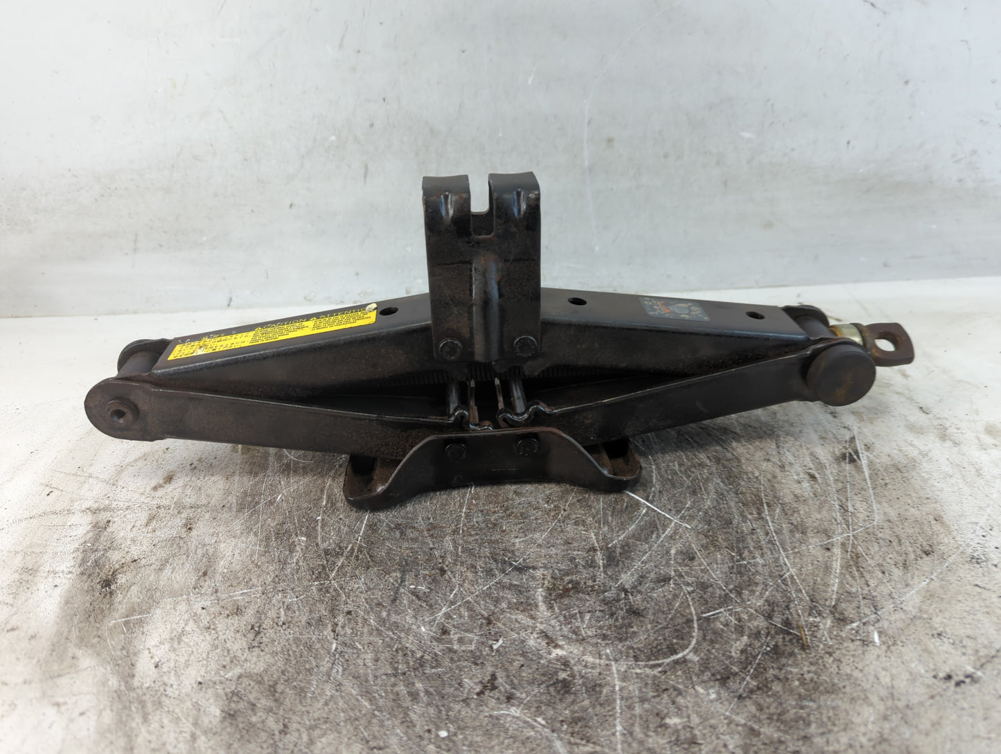 2004 Toyota Sienna Spare Scissor Car Jack 834032 - Oemusedautoparts1.com