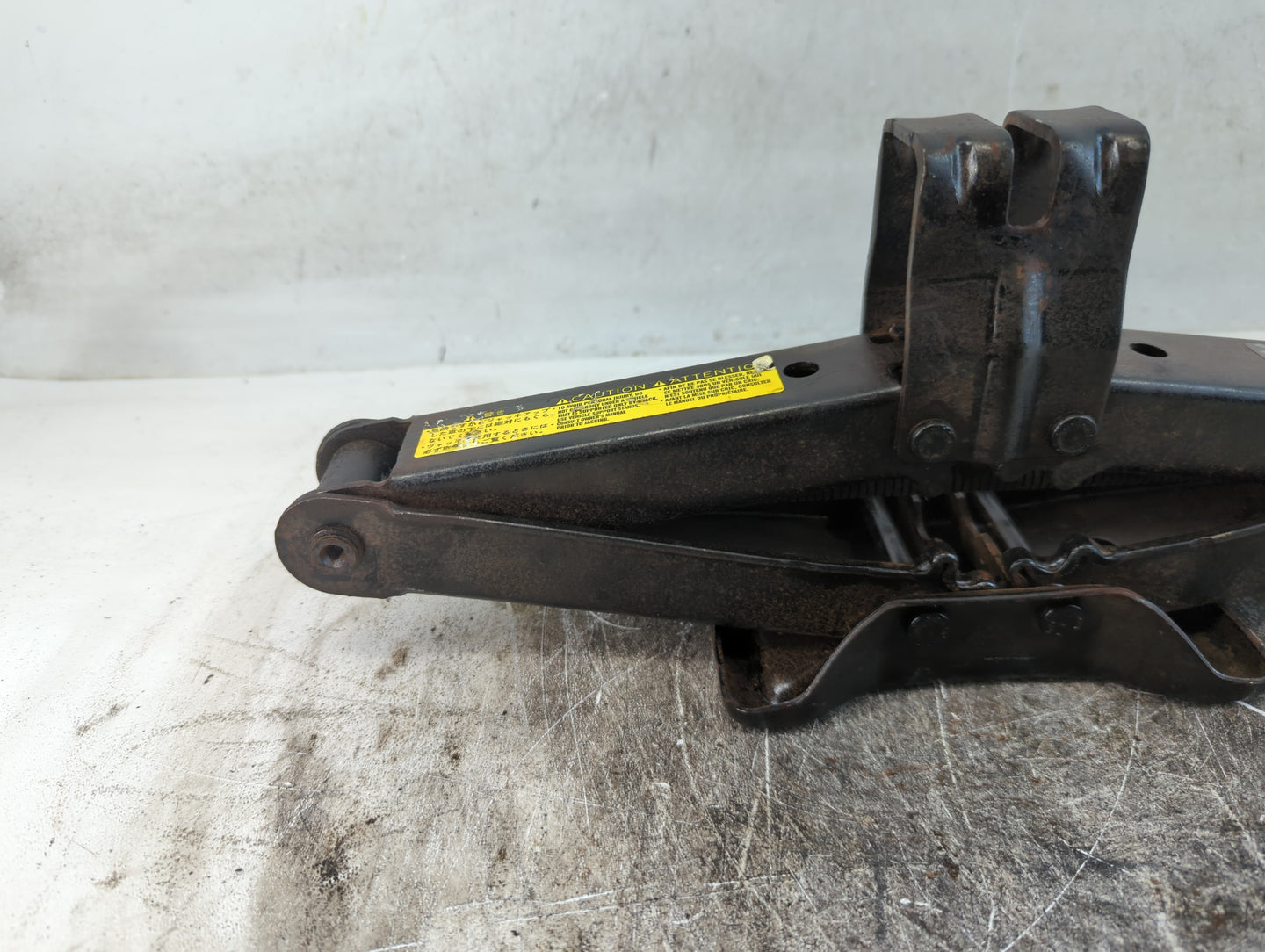 2004 Toyota Sienna Spare Scissor Car Jack 834032 - Oemusedautoparts1.com