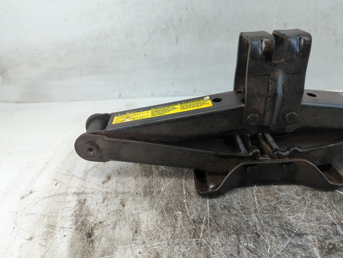 2004 Toyota Sienna Spare Scissor Car Jack 834032 - Oemusedautoparts1.com