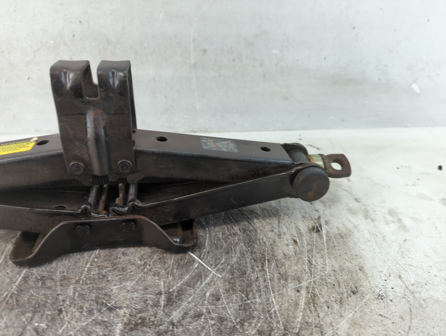 2004 Toyota Sienna Spare Scissor Car Jack 834032 - Oemusedautoparts1.com
