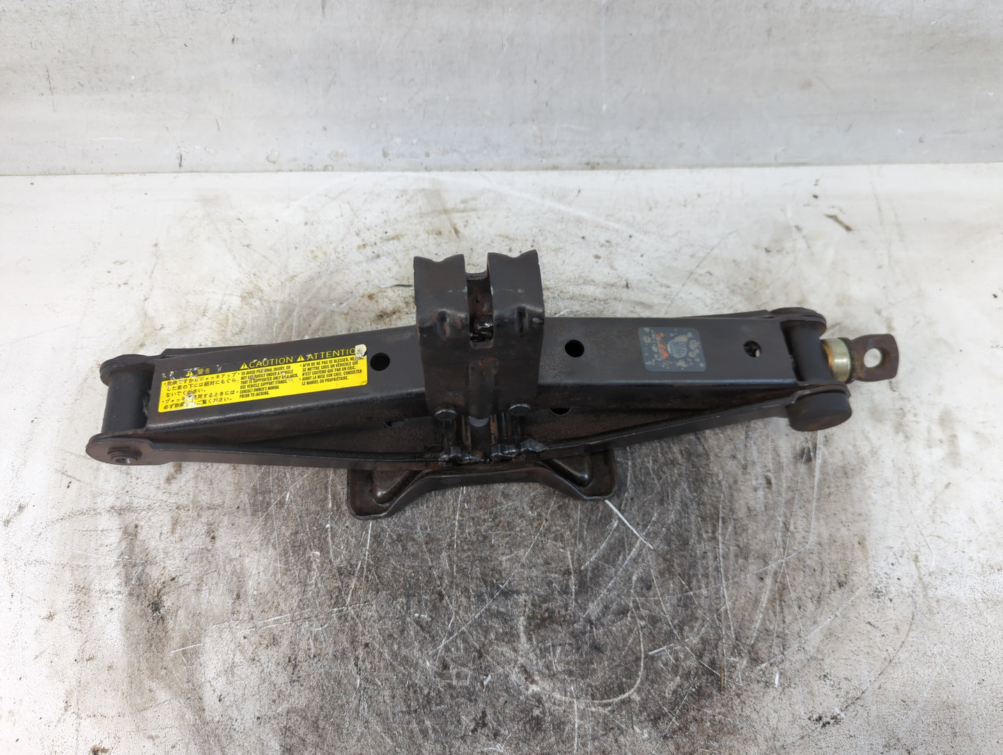 2004 Toyota Sienna Spare Scissor Car Jack 834032 - Oemusedautoparts1.com