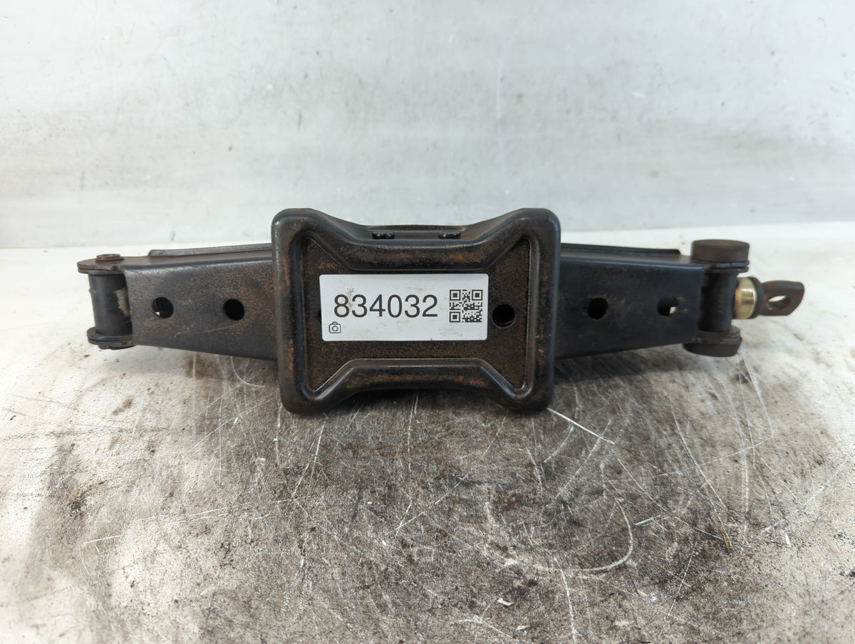 2004 Toyota Sienna Spare Scissor Car Jack 834032 - Oemusedautoparts1.com