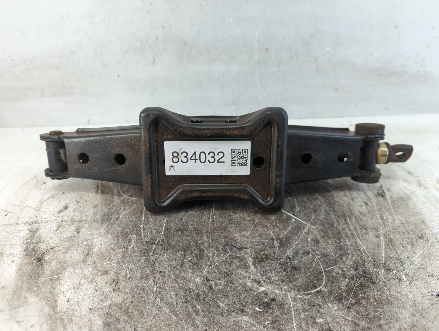 2004 Toyota Sienna Spare Scissor Car Jack 834032 - Oemusedautoparts1.com