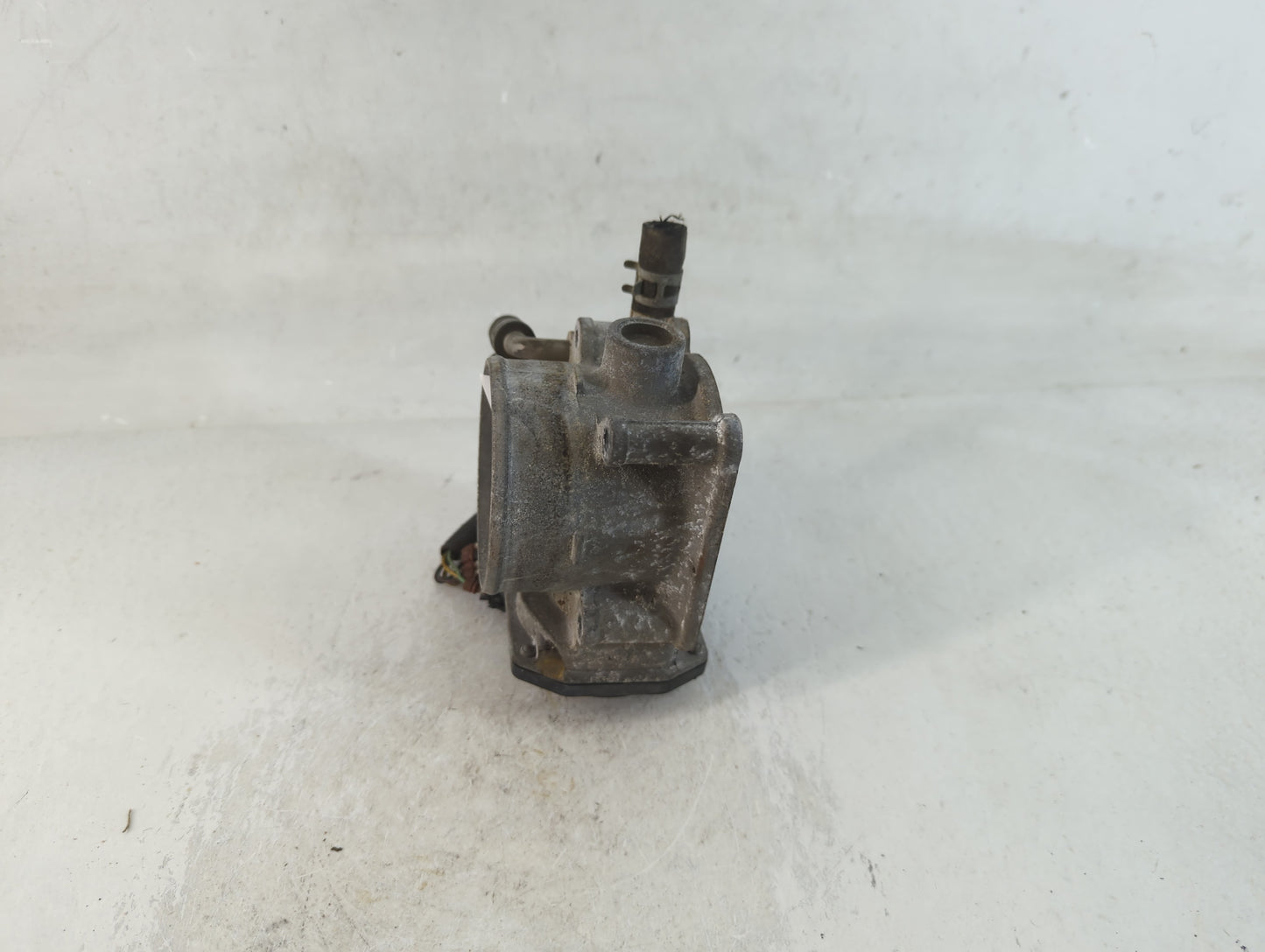2004-2006 Toyota Solara Throttle Body P/N:22030-0A020 Fits Fits 2004 2005 2006 2007 OEM Used Auto Parts - Oemusedautoparts1.