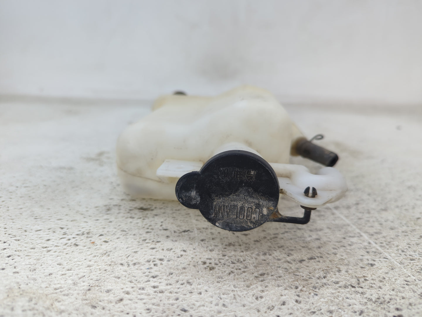 2000-2006 Toyota Tundra Radiator Coolant Overflow Expansion Tank Bottle 1432115 - Oemusedautoparts1.com