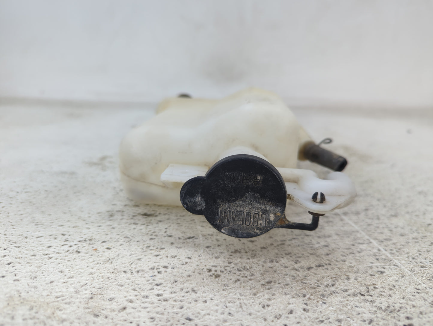 2000-2006 Toyota Tundra Radiator Coolant Overflow Expansion Tank Bottle 1432115 - Oemusedautoparts1.com