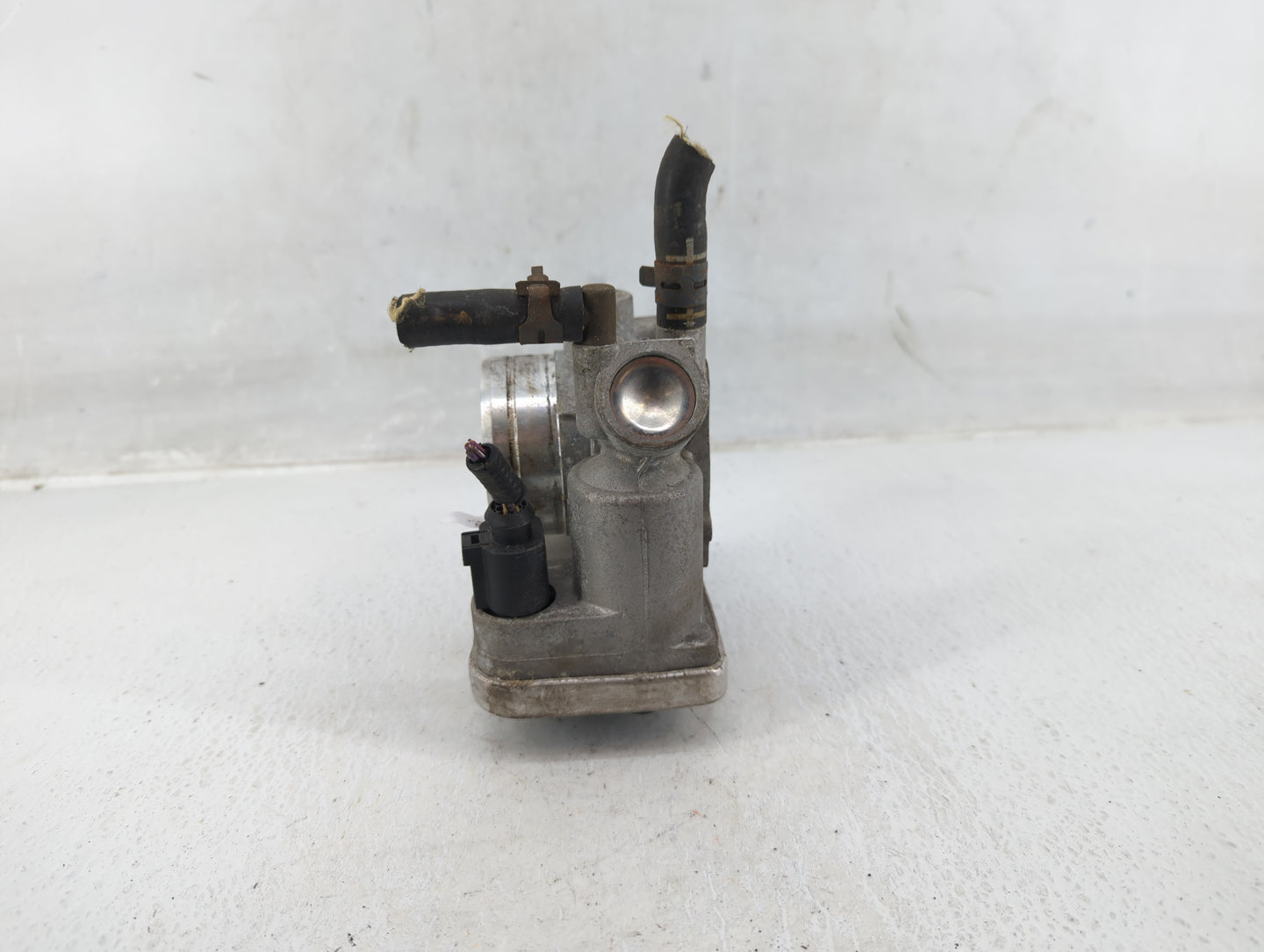 2001-2005 Volkswagen Beetle Throttle Body P/N:06A 133 062S Fits Fits 2000 2001 2002 2003 2004 2005 2006 2007 OEM Used Auto P