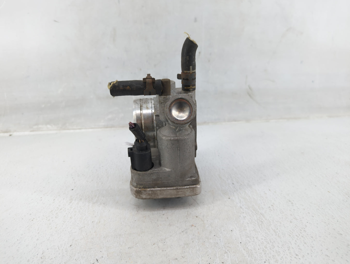 2001-2005 Volkswagen Beetle Throttle Body P/N:06A 133 062S Fits Fits 2000 2001 2002 2003 2004 2005 2006 2007 OEM Used Auto P