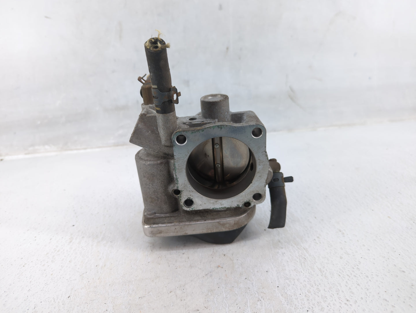 2001-2005 Volkswagen Beetle Throttle Body P/N:06A 133 062S Fits Fits 2000 2001 2002 2003 2004 2005 2006 2007 OEM Used Auto P