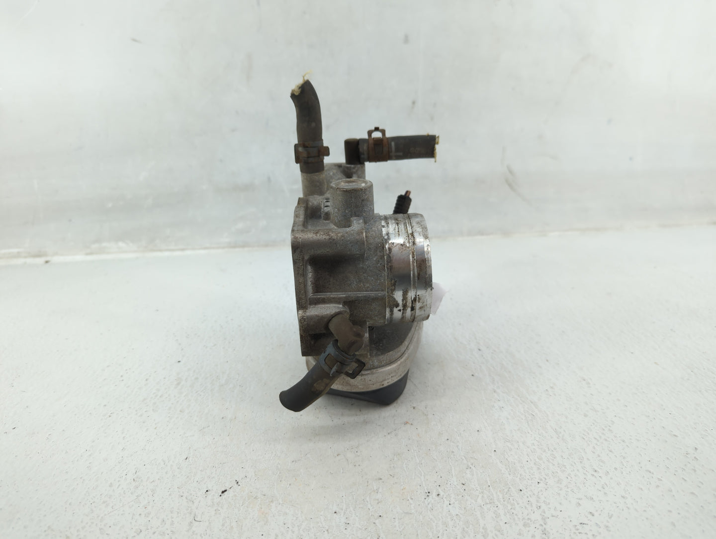 2001-2005 Volkswagen Beetle Throttle Body P/N:06A 133 062S Fits Fits 2000 2001 2002 2003 2004 2005 2006 2007 OEM Used Auto P