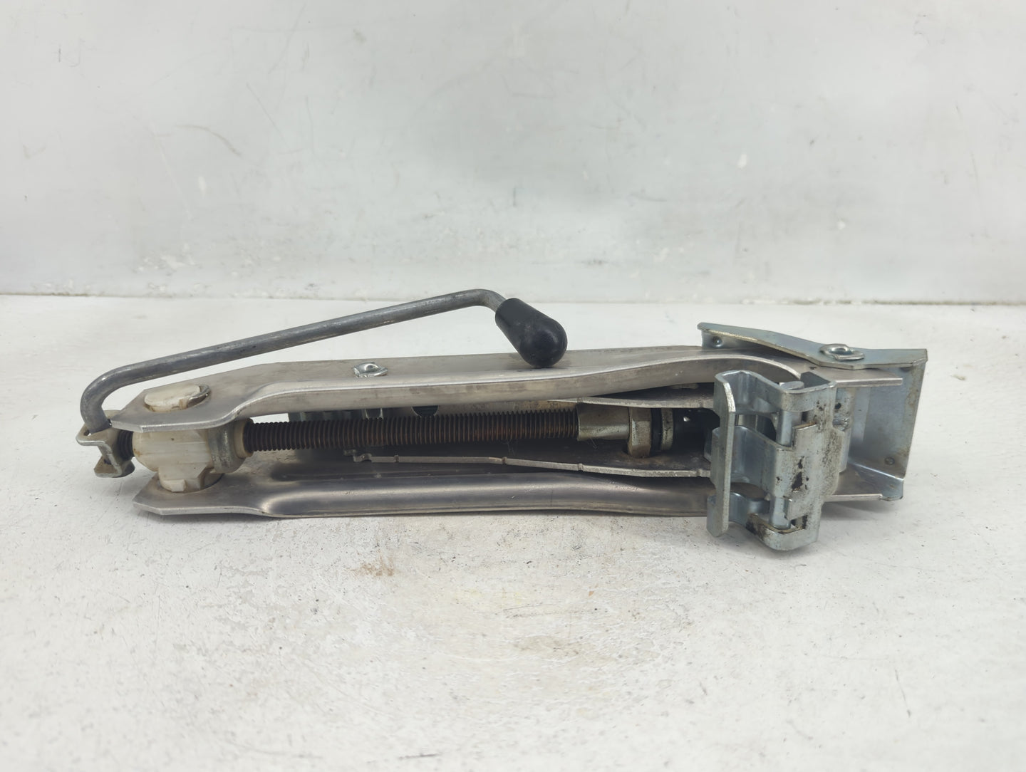 2004 Volkswagen Jetta Spare Scissor Car Jack - Oemusedautoparts1.com